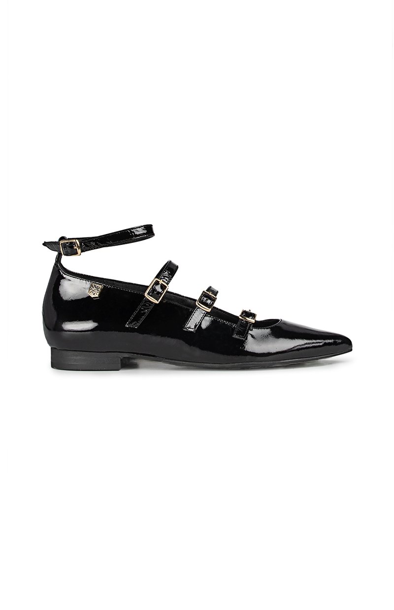 Bailarinas de charol negro con punta afilada, adornadas con correas ajustables en el tobillo y tres accents decorativos de hebilla. Tacón bajo.