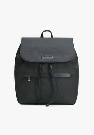 Černý látkový batoh s klopou, uzávěr na šňůrku, malá přední kapsa na zip a kovová značka s logem "Wittchen" na klopě.