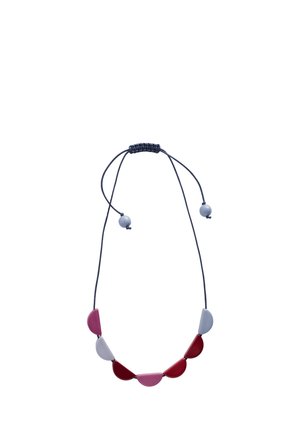 Collier à cordon réglable avec des perles semi-circulaires alternées rouges, roses et gris clair enfilées sur un cordon noir avec deux extrémités en perles.