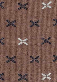 Brązowa tkanina o ażurowej strukturze, z wzorem naprzemiennych ciemnoniebieskich i białych kształtów "X" równomiernie rozłożonych po powierzchni.