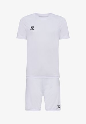 Weißes Sportshirt mit kurzen Ärmeln und Shorts, jeweils mit schwarzem Hummel-Logo auf der Brust und am unteren linken Hosenbein.
