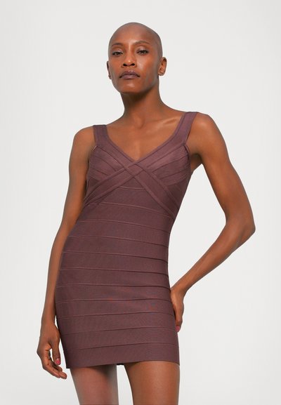 Rochie bodycon de culoare vin cu decolteu în V și bretele late, cu textură riglie orizontală și detalii în cruce pe bust.