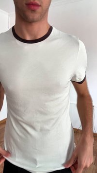 Λευκό κοντομάνικο μπλουζάκι με σκούρο καφέ ραμμένο γιακά. Το ύφασμα φαίνεται λείο και εφαρμοστό, με μινιμαλιστικό σχέδιο και χωρίς μοτίβα.