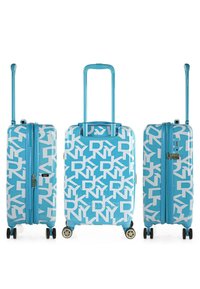 El juego de maletas azules presenta un diseño geométrico con logo blanco. Construcción de carcasa rígida, mangos telescópicos y cuatro ruedas para mayor movilidad.