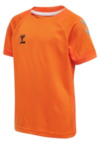 Kortärmad sporttröja i klar orange, tillverkad av ventilerande meshtyg. Har reflekterande ränder på axlarna och en rundad halsringning.