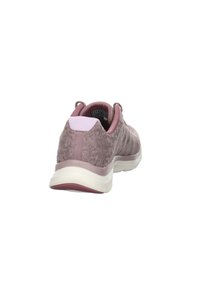 Zapatilla atlética ligera de tejido suave en color malva, con superficie texturizada, que cuenta con una suela acolchada y una pestaña flexible en el talón para facilitar su uso.