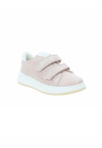 Bladoróżowe sneakersy z gładkiego skóry, z perforowanymi akcentami, z dwiema zapięciami na rzep i białą gumową podeszwą.