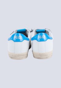Weiße Leder-Sneaker mit blauen Akzenten, mit einem strukturierten Design, runder Form und einer abgenutzten Gummisohle. "P448"-Logo an der Ferse.