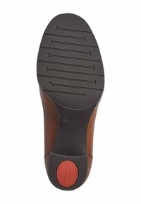 Sole di scarpa in pelle marrone con una suola in gomma nera texturizzata, caratterizzata da scanalature orizzontali e un accentuazione circolare rossa con branding.