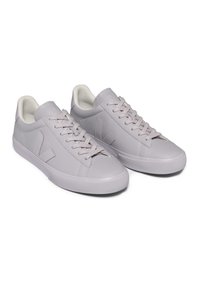 Sneakers grigie in pelle vegana con texture liscia, punta arrotondata, allacciatura a sei occhielli e suola in gomma. Design minimalista con dettaglio del logo.