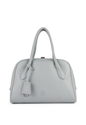 Svetlomodrá kožená kabelka s textúrovaným povrchom, zaobleným tvarom, dvoma rúčkami a malou visačkou pripevnenou na jednej rúčke.