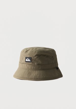 Olivzaļš cepures veida cepure ar izšūtu malu un melnbalto Quiksilver logotipa izšuvumu vidū priekšpusē.