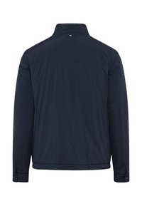 Marineblaue, leichte Jacke mit langen Ärmeln, knöpfbaren Manschetten und einem kleinen, rechteckigen Logo am hinteren Kragen.