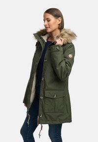 Oliven grønn parka med faux pels hette, frontknapper, to store lommer og snøring i kanten. Fleecefôret innvendig for varme.