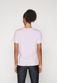 Champion ICONS CREWNECK CONTRAST LOGO - Apdrukāts T-krekls - lilac
