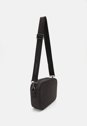 Sac bandoulière rectangulaire noir avec motif texturé et bandoulière réglable portant le nom de la marque Valentino en noir.