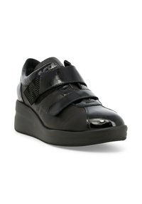 Sneaker nera con tomaia in pelle texturizzata, due cinturini regolabili e suola a zeppa. Presenta particolari lucidi sulla punta e sul tallone.