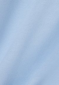 Hellblauer Stoff mit glatter, gleichmäßiger Textur, einem gewebten Muster und leichter, atmungsaktiver Beschaffenheit.