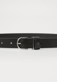 Cintura in pelle nera con fibbia in metallo argentato e logo impresso sul passante, progettata con più fori di regolazione.