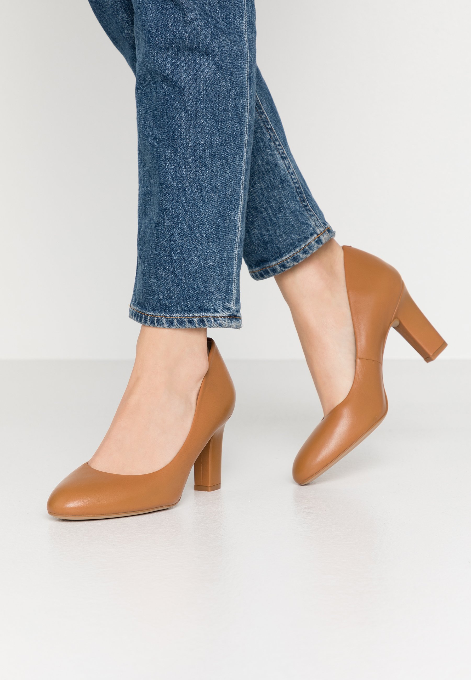 unisa wide fit pumps