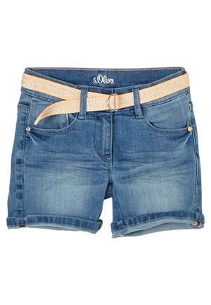 Blaue Jeansshorts mit umgeschlagenen Säumen, vorderen Taschen und einem beigen gestreiften Stoffgürtel mit Metallschnalle.