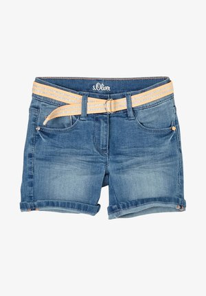 Blå denimshorts med opklemte kanter, forlommer og et beige stribet stofbælte med metalspænde.