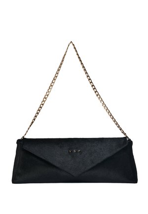 Pochette rectangulaire noire avec une bandoulière chaîne dorée et de petites lettres dorées "VSP" sur le rabat avant.