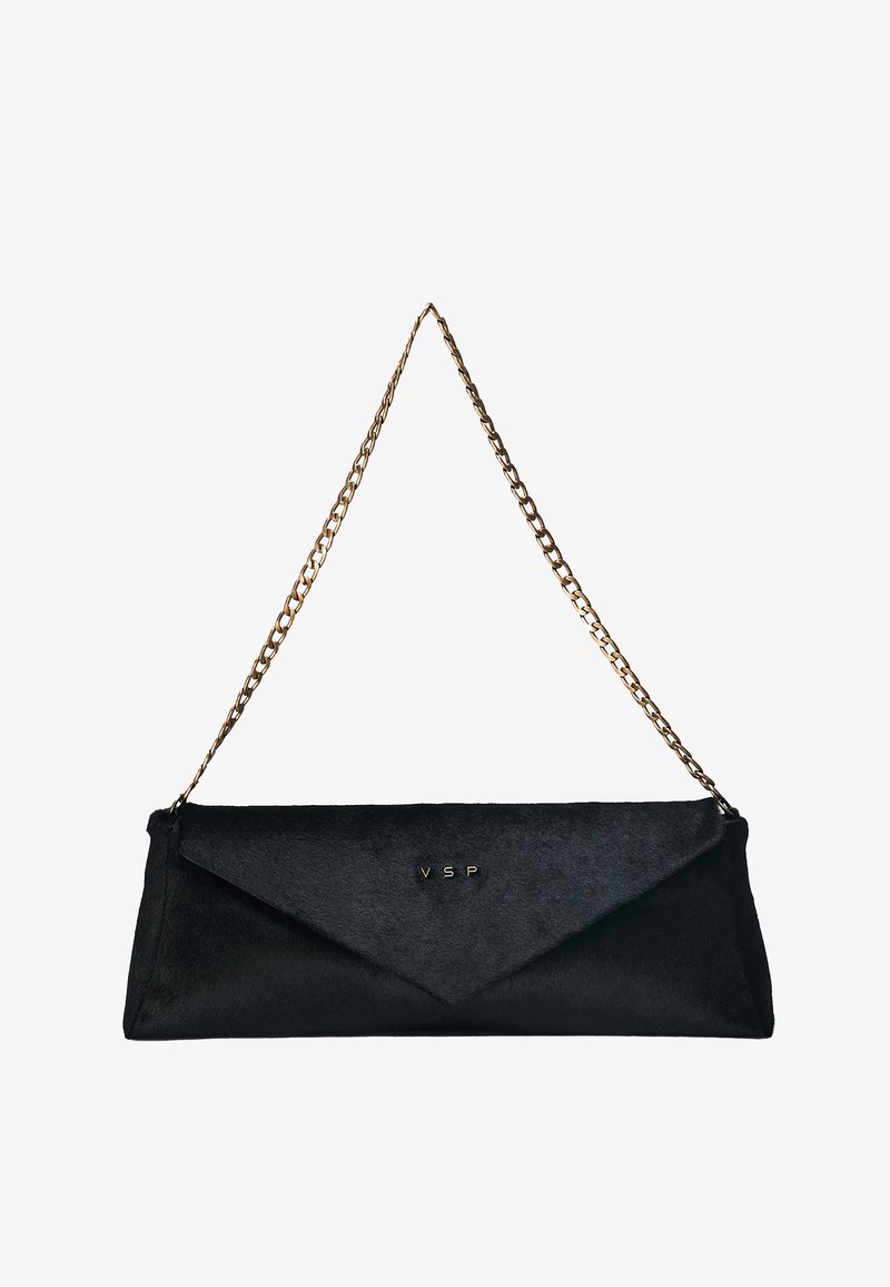 Pochette rectangulaire noire avec une bandoulière chaîne dorée et de petites lettres dorées "VSP" sur le rabat avant.