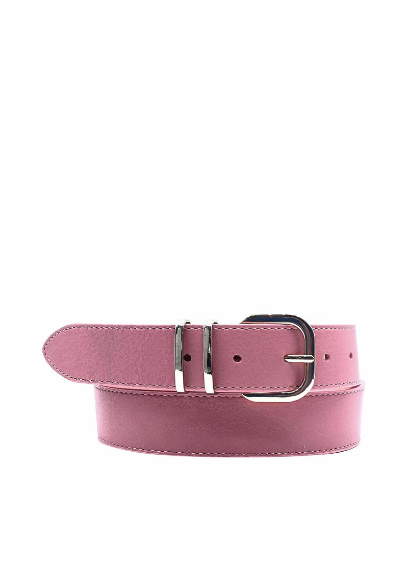 Ceinture en cuir rose avec une texture lisse, dotée d'une boucle en métal argenté et d'un détail à double languette. Cinq trous pour un ajustement taille.