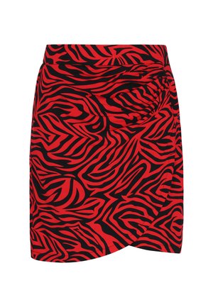 Fustă în culori roșu și negru, cu un model îndrăzneț de dungi zebra, realizată dintr-un material flexibil cu o textură fină și un tiv curbat.