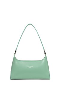 Sac à épaule en cuir vert avec une silhouette incurvée, doté d'attaches de bandoulière en métal argenté et d'un petit logo à l'avant.