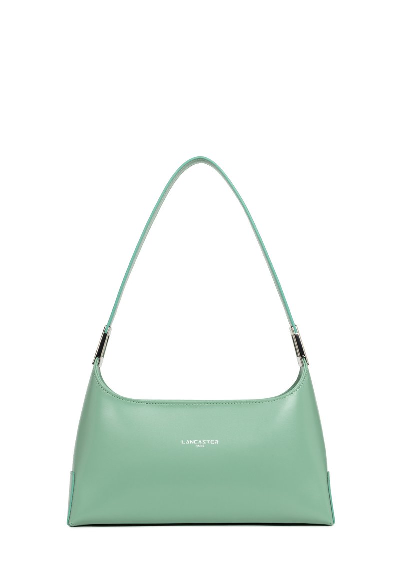 Sac à épaule en cuir vert avec une silhouette incurvée, doté d'attaches de bandoulière en métal argenté et d'un petit logo à l'avant.