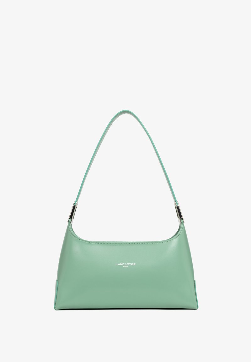 Sac à épaule en cuir vert avec une silhouette incurvée, doté d'attaches de bandoulière en métal argenté et d'un petit logo à l'avant.