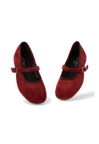 Zapatos Mary Jane de ante rojo con punta redonda, suela plana y una correa con una hebilla plateada sobre el empeine. Textura suave sin patrones visibles.