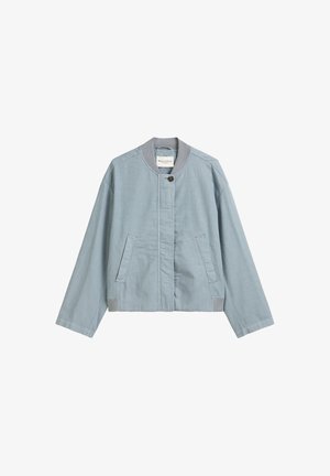 Veste bomber bleu clair avec manches longues, fermeture à boutons à l'avant, deux poches latérales et accents gris sur le col et les poignets. Texture de tissu douce.