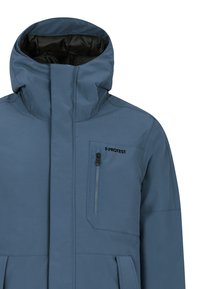 Veste d'extérieur bleue avec un col haut, une poche poitrine zippée et une texture lisse. Conçue pour les temps froids avec un tissu résistant à l'eau.