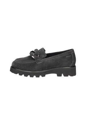 Schwarzer Wildleder-Slipper mit grober Profilsohle und dekorativem, verdrehtem Riemen oben, von der Seite auf weißem Hintergrund gesehen.