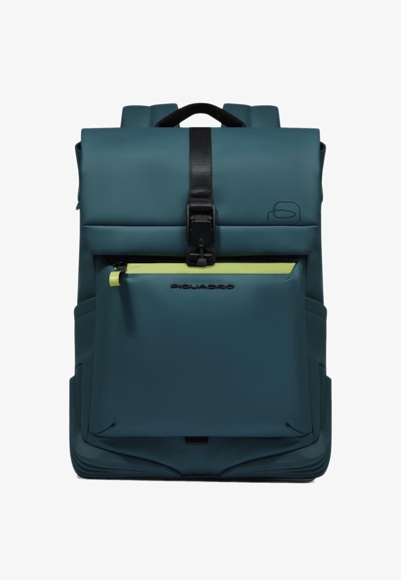 Türkiser Rucksack mit Rollverschluss-Design, verstellbaren Riemen, vorderer Reißverschlusstasche mit hellgelbem Reißverschluss und Logodetail am unteren Ende.