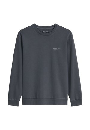 Ciemnoszara bluza z długim rękawem i okrągłym dekoltem, z prążkowanymi mankietami i dolnym wykończeniem, z małym białym logo "Marc O'Polo" na lewej piersi.