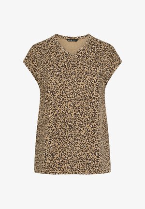 Top beige a maniche corte con scollo a V, stampa leopardata marrone scuro e nera e una piccola tasca sul petto con bottone.
