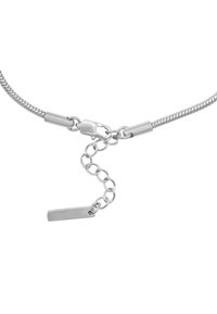 Zilveren ketting met een flexibele, gedraaide ontwerp, voorzien van een veilige sluiting en een verstelbaar kettinggedeelte met een rechthoekige hanger.