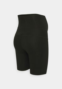 Černé šortky s vysokým pasem z elastické látky, s hladkou texturou a délkou do poloviny stehen, zdobené vodorovnými švy.