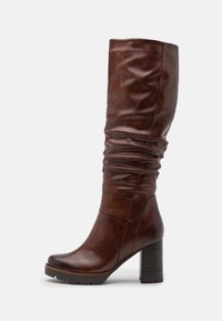 Brązowy skórzany but do kolan z marszczoną fakturą, zaokrąglonym noskiem, ząbkowaną podeszwą i masywnym obcasem.