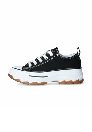 Sneaker in tela nera con una robusta suola intermedia bianca e suola in gomma gommata testurizzata, dotate di lacci bianchi e dettagli di cucitura a contrasto.