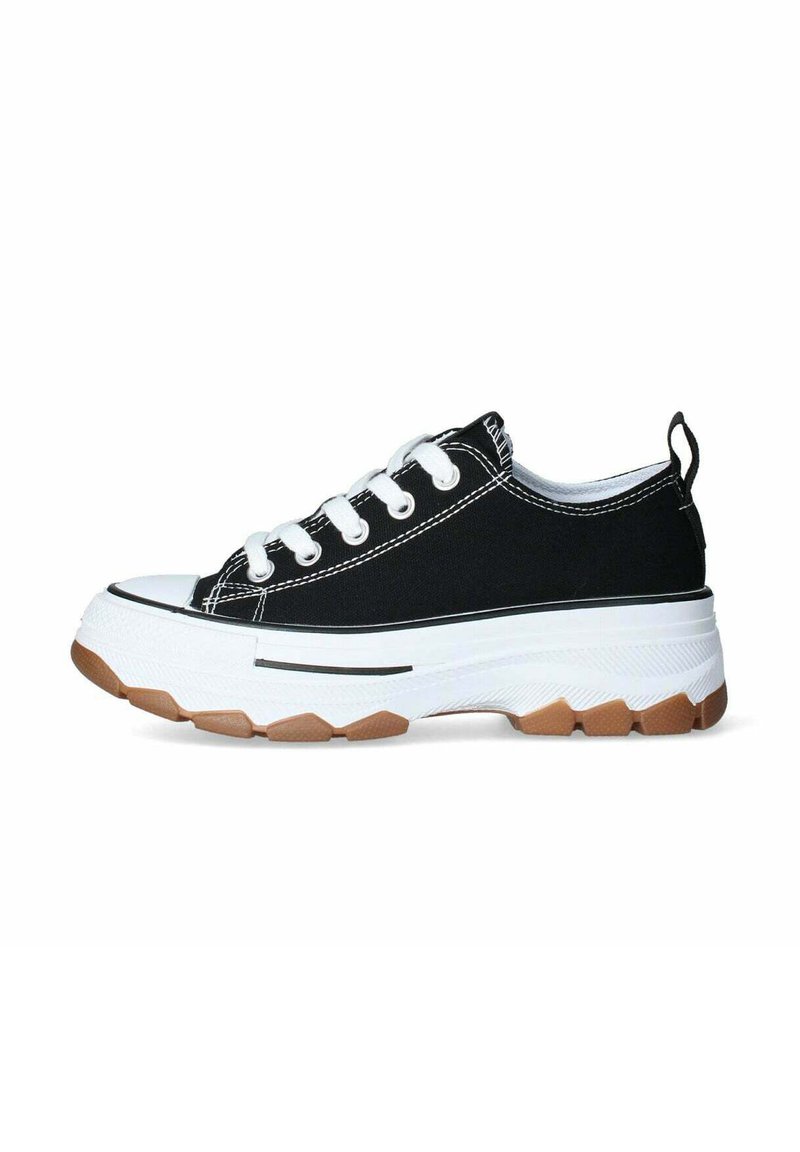 Zapatillas de lona negras con una entresuela gruesa blanca y suela de goma texturizada, con cordones blancos y detalles de costura en contraste.