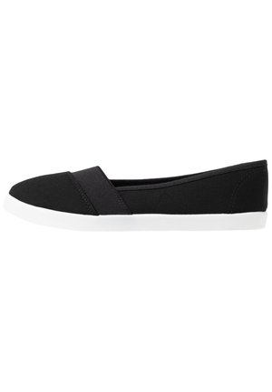 Pantof black din material textil, slip-on, cu un vârf neted și rotund, design elastic pe partea superioară și o talpă din cauciuc albă.