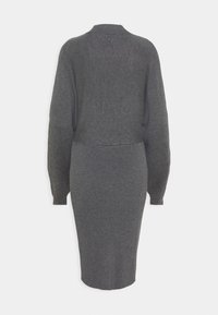 Robe pull tricotée gris foncé à manches longues, taille ajustée et texture côtelée à partir de la taille, vue de dos.