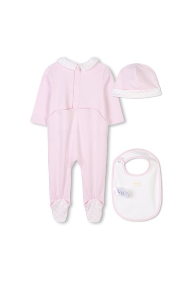Roze katoenen baby-outfitset met een rompertje, pet en slabbetje. Het rompertje heeft een kraag, een drukknoopsluiting aan de achterkant en een voetend ontwerp met stippenaccenten.
