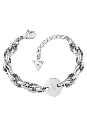 Bracelet chaîne ton argent avec une médaille ronde et un fermoir ajustable doté d’un petit pendentif triangulaire gravé avec "GUESS ?"