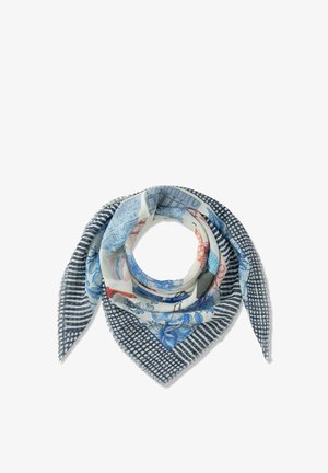 Leichter Schal mit blauem Blumen-, Streifen- und Karomuster, locker zu einem Dreieck gefaltet auf weißem Hintergrund.